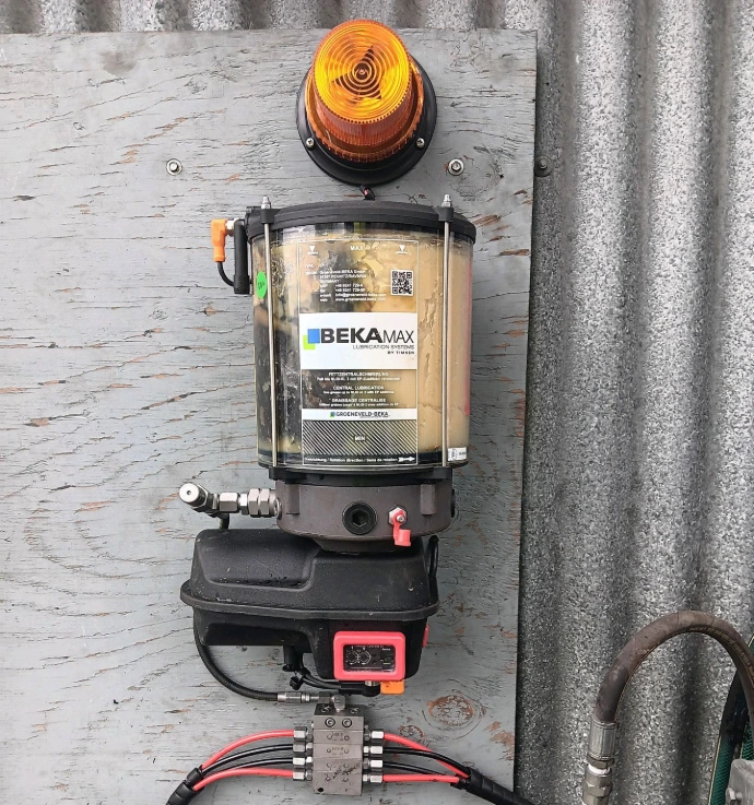 BEKA EP-1 with custom external warning beacon installed by LSL Lubrication Solutionsolutions BEKA EP-1 with custom external warning beacon installed by LSL Lubrication Solutions